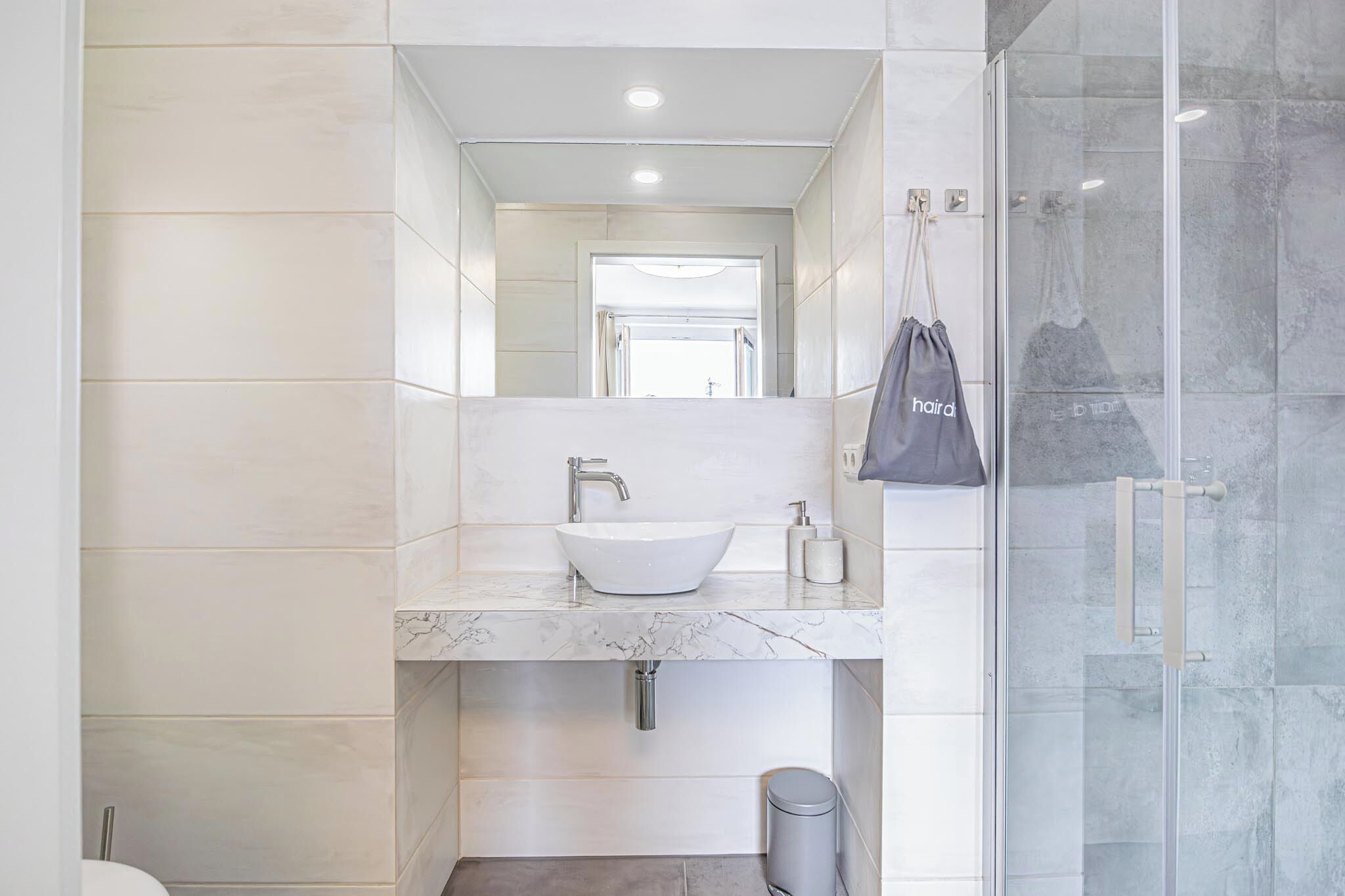 Basic-Zimmer | Badezimmer | Dusche, kostenlose Toilettenartikel, Haartrockner, Handtücher