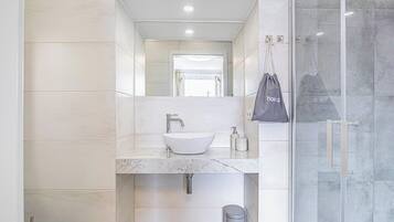 Basic-Zimmer | Badezimmer | Dusche, kostenlose Toilettenartikel, Haartrockner, Handtücher