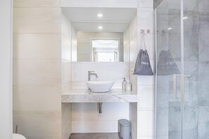 Habitación básica | Baño | Regadera, amenidades de baño gratuitas, secadora de cabello, toallas 