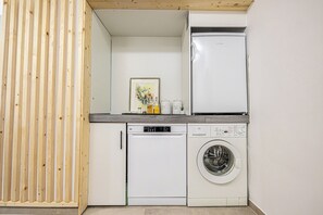 Fridge, microwave, oven, stovetop - Cozy Room Close To Danube River (Krems an der Donau)