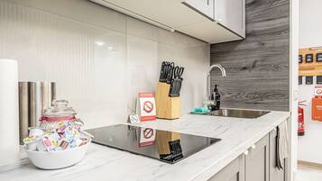 Kühlschrank, Mikrowelle, Ofen, Herdplatte