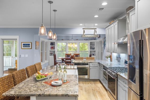 Fridge, oven, stovetop, dishwasher