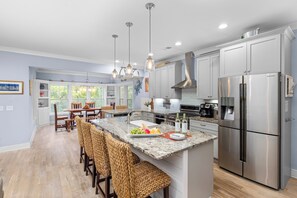 Jääkaappi, uuni, liesi, astianpesukone