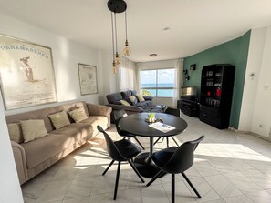 TV - Apartment 'Atico Alegria Del Mar By Immo Stoop' with Sea View, Pool & Rooftop Terrace (Málaga)