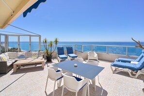 Outdoor dining - Apartment 'Atico Alegria Del Mar By Immo Stoop' with Sea View, Rooftop Terrace, Pool (Málaga)