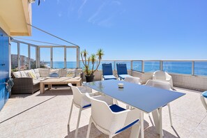 Outdoor dining - Apartment 'Atico Alegria Del Mar By Immo Stoop' with Sea View, Rooftop Terrace, Pool (Málaga)