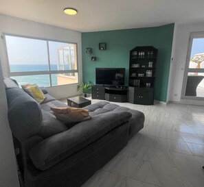 TV - Apartment 'Atico Alegria Del Mar By Immo Stoop' with Sea View, Pool & Rooftop Terrace (Málaga)