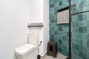 Shower, hair dryer, towels - Apartment 'Atico Alegria Del Mar By Immo Stoop' with Sea View, Rooftop Terrace, Pool (Málaga)