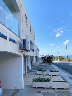 Exterior - Wonderful apartment by the sea with a sandy beach. (Paphos)