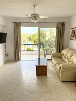 Living area - Wonderful apartment by the sea with a sandy beach. (Paphos)
