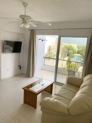Living area - Wonderful apartment by the sea with a sandy beach. (Paphos)