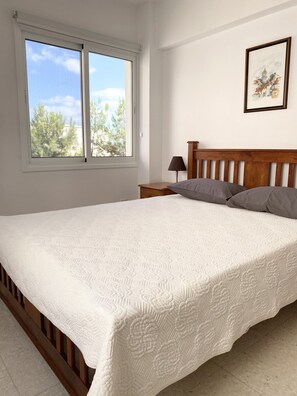 2 bedrooms, iron/ironing board, WiFi, bed sheets - Wonderful apartment by the sea with a sandy beach. (Paphos)