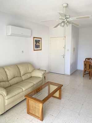 Smart TV - Wonderful apartment by the sea with a sandy beach. (Paphos)