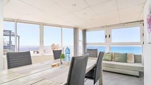 En matplats med ett bord, stolar och en soffa.