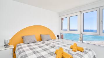 Tabla de planchar con plancha, wifi y ropa de cama