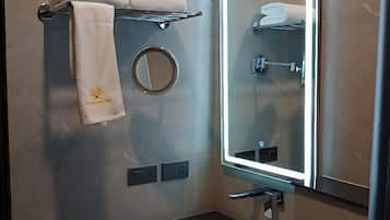 Luxury Studio Suite | Bathroom | Shower, hair dryer, towels, soap