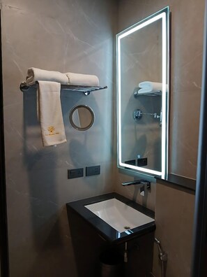 奢華開放式套房 | 浴室 | 淋浴設備、風筒、提供毛巾、番梘