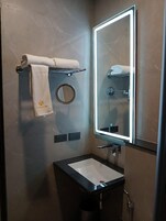 Ducha, secador de pelo, toallas, jabón