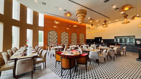 Restaurant. The Golden Tree Hotel