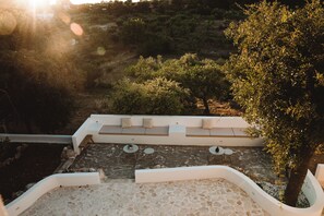 A rooftop terrace with seating areas, tables, and a view of the surrounding landscape. - DWELLING MASEVA - DIEMME STAY (Alberobello)