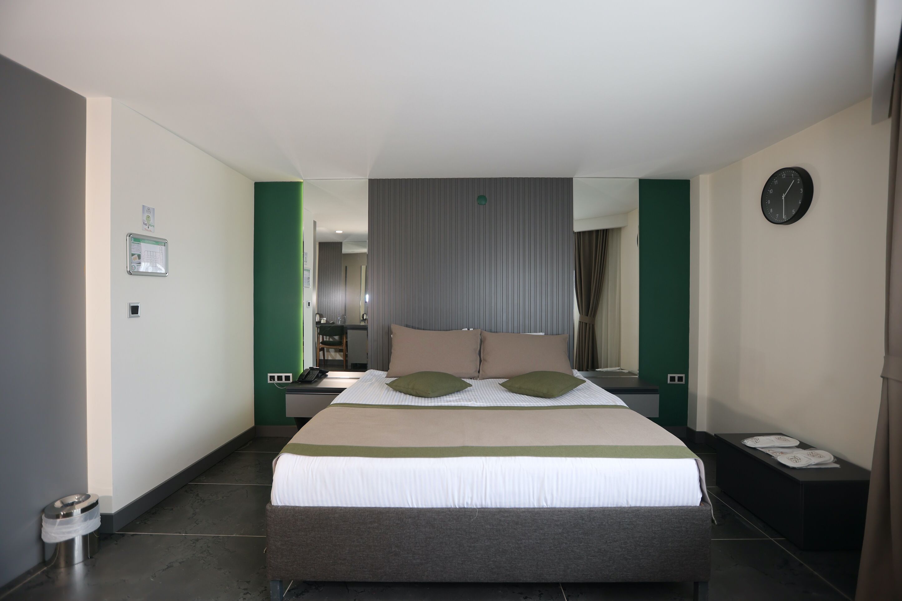 Business Room | In-room safe, desk, soundproofing, free WiFi
