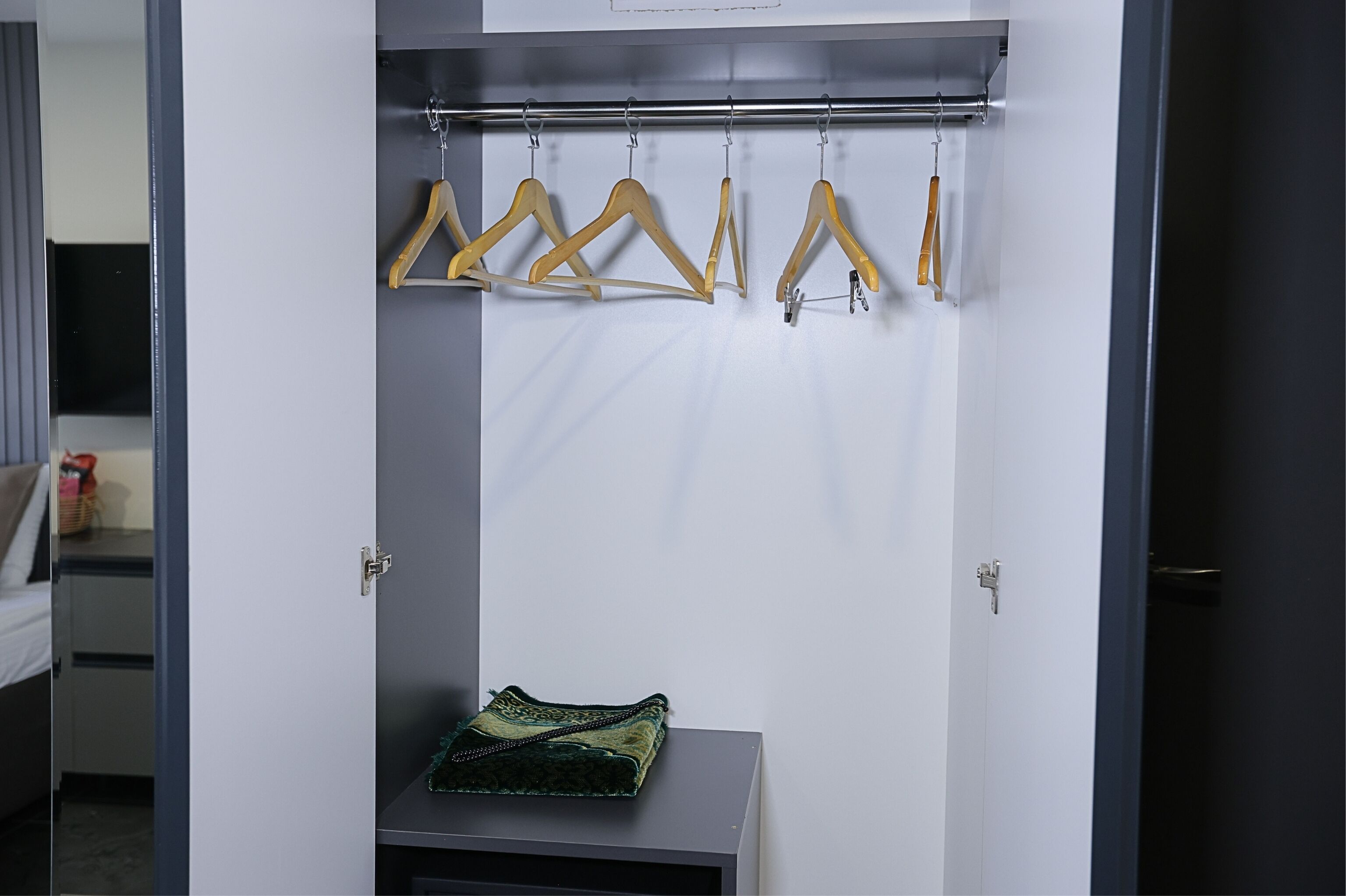 Habitación familiar, vistas a la ciudad | Servicio de la habitación