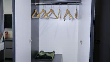 Habitación familiar, vistas a la ciudad | Servicio de la habitación