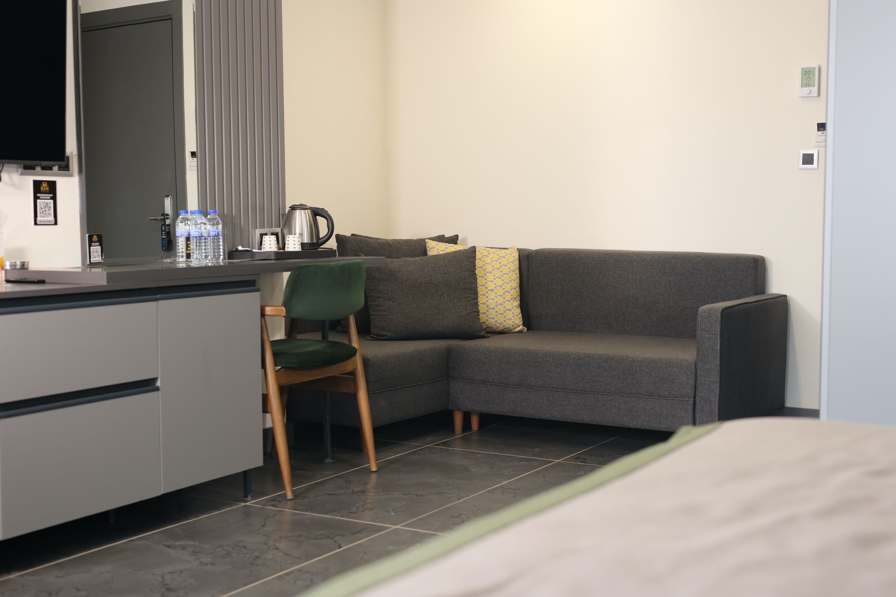 Business Room | In-room safe, desk, soundproofing, free WiFi