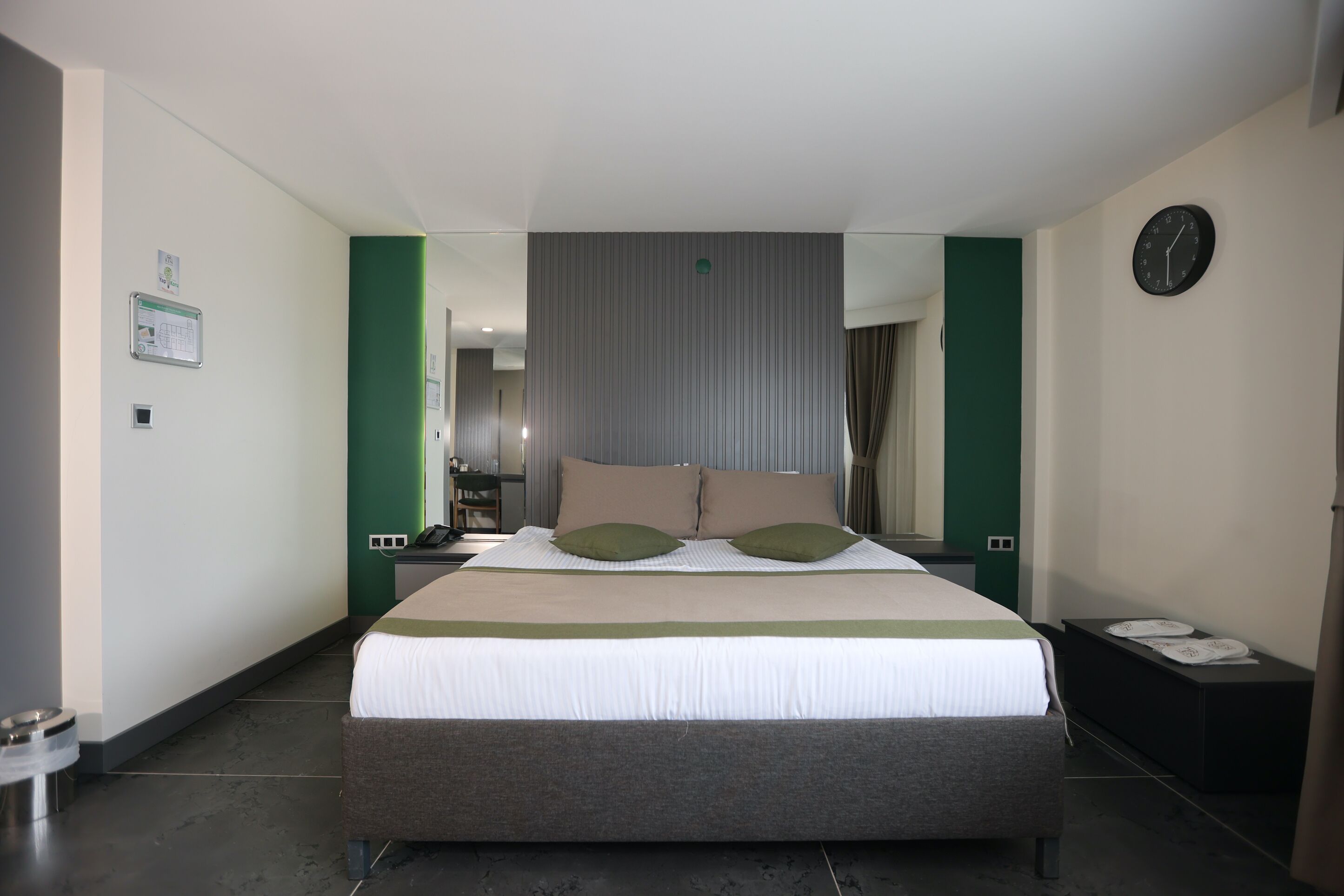 Business Room | In-room safe, desk, soundproofing, free WiFi