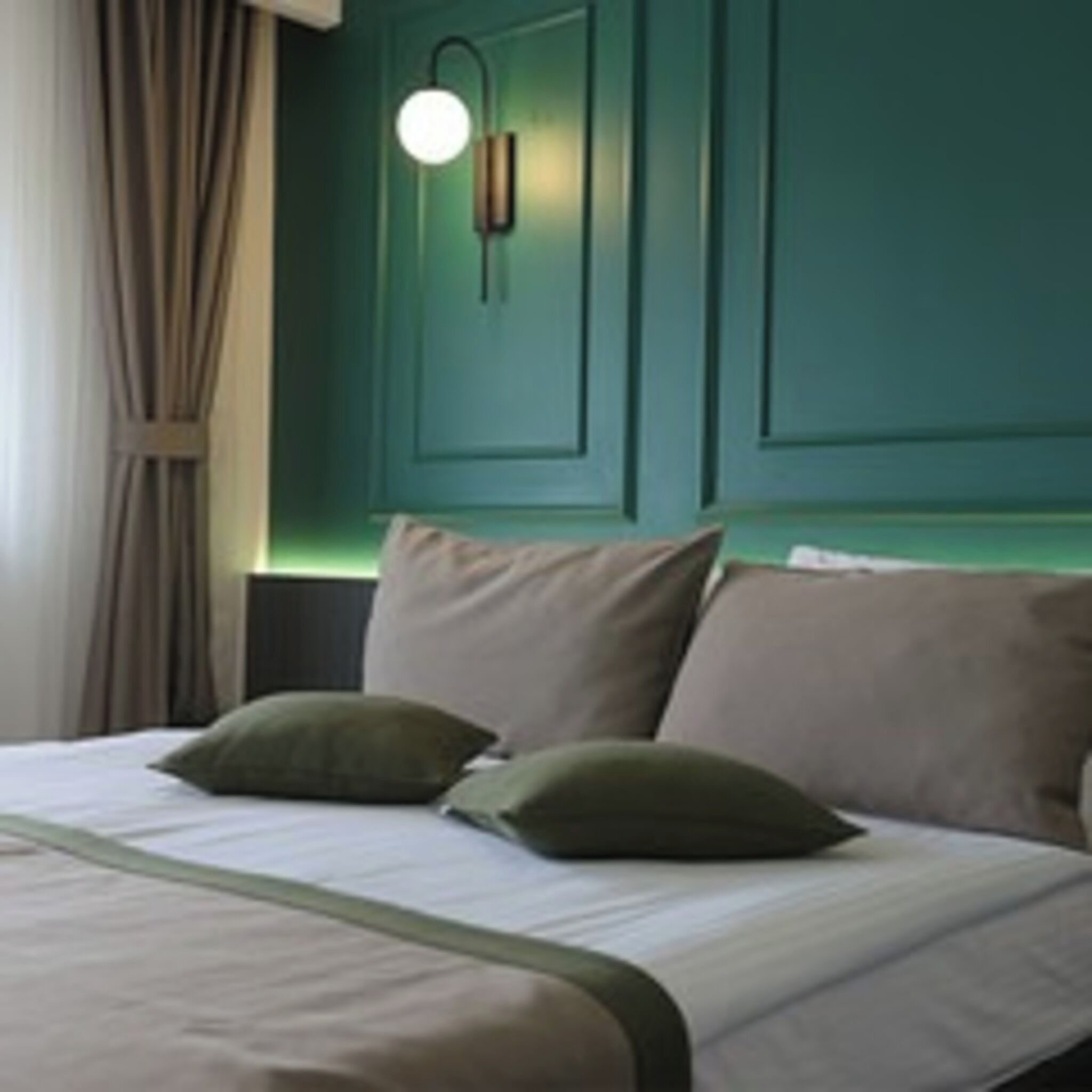 In-room safe, desk, soundproofing, free WiFi