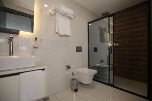 Family Room, City View | Bathroom | Free toiletries, hair dryer, slippers, towels - Ren Business Hotel (Gerede)