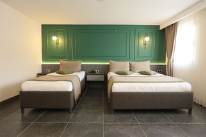 Familieværelse - byudsigt | Pengeskab på værelset, skrivebord, lydisolering, gratis Wi-Fi