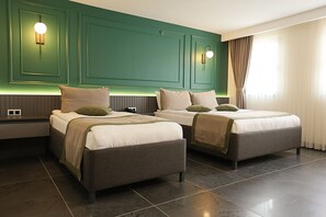 Familierom, byutsikt | Safe på rommet, skrivebord, lydisolert og wi-fi (inkludert)