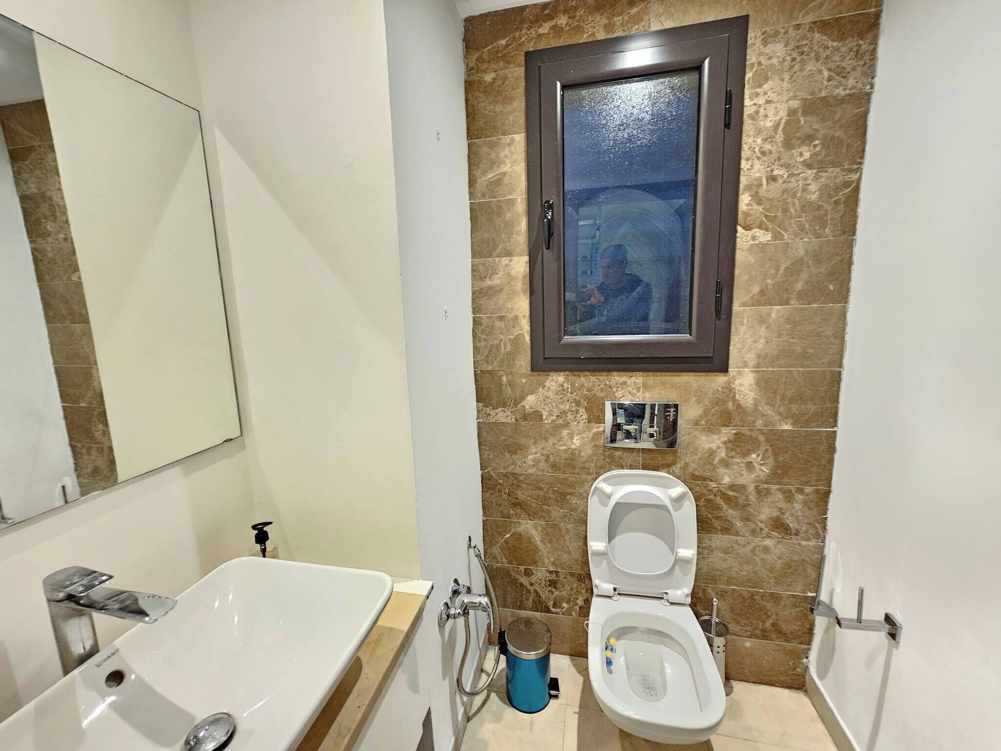Une salle de bain avec une baignoire, des toilettes et un miroir.
