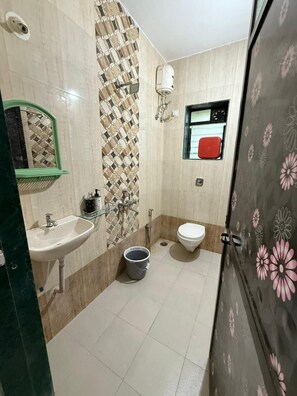 Deluxe Double Room | Bathroom | Shower, towels, soap, shampoo - Coastal Gateway (Alibaga)