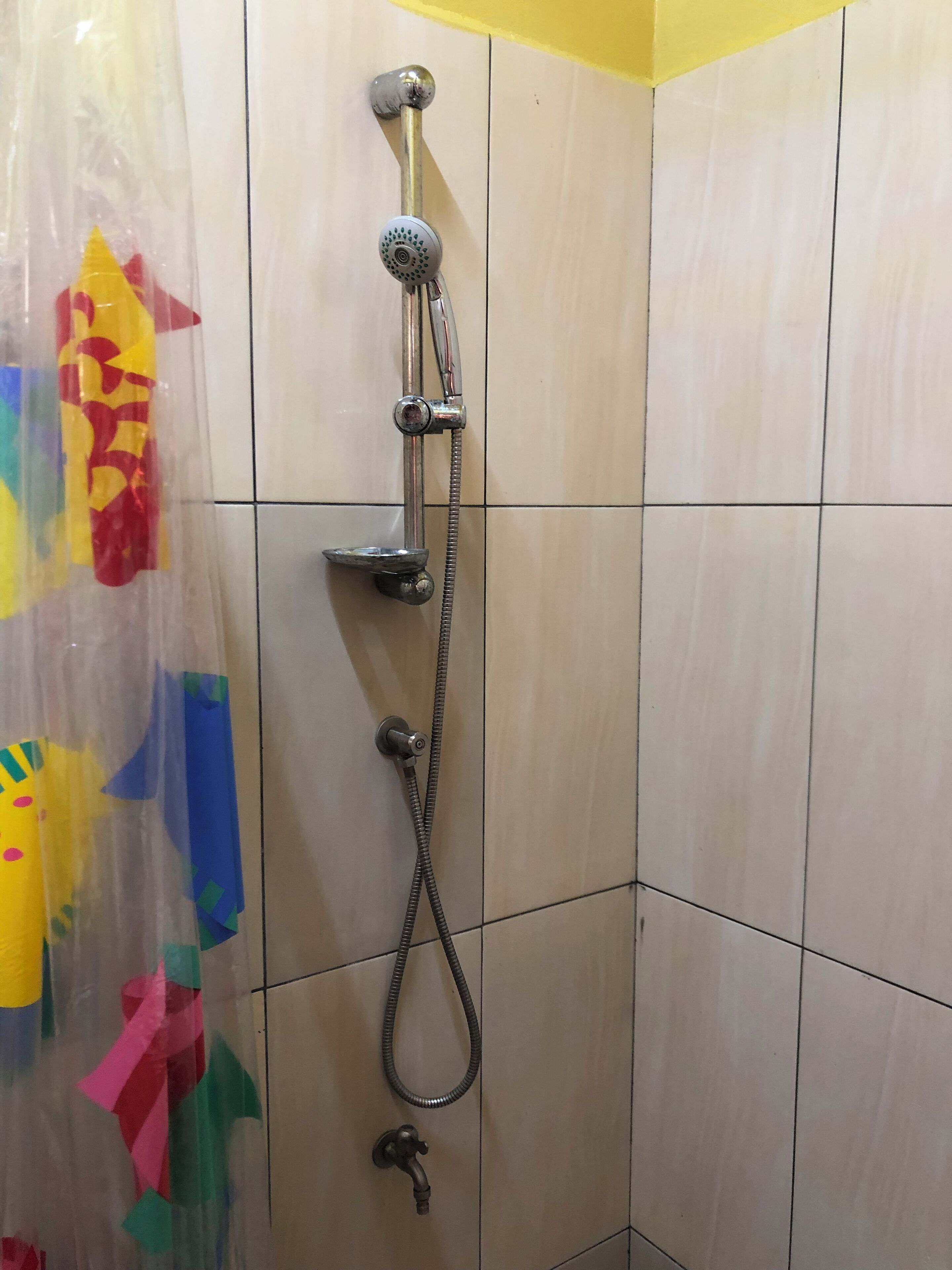 Een douche, handdoeken