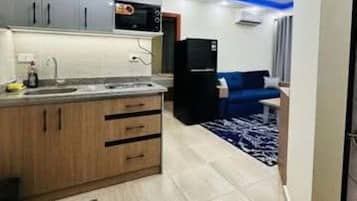 Kjøleskap, mikrobølgeovn, ovn og kokeplater