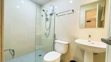 Phòng | Phòng tắm | Buồng tắm vòi sen, vòi sen phun mưa, khăn tắm, xà phòng