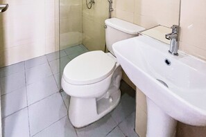 Shower, rainfall showerhead, towels, soap - Almond Suites Cebu powered by Cocotel (Cebu City)