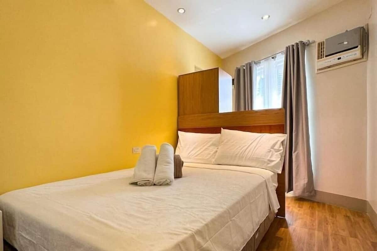 Deluxe Queen room | Desk, free WiFi