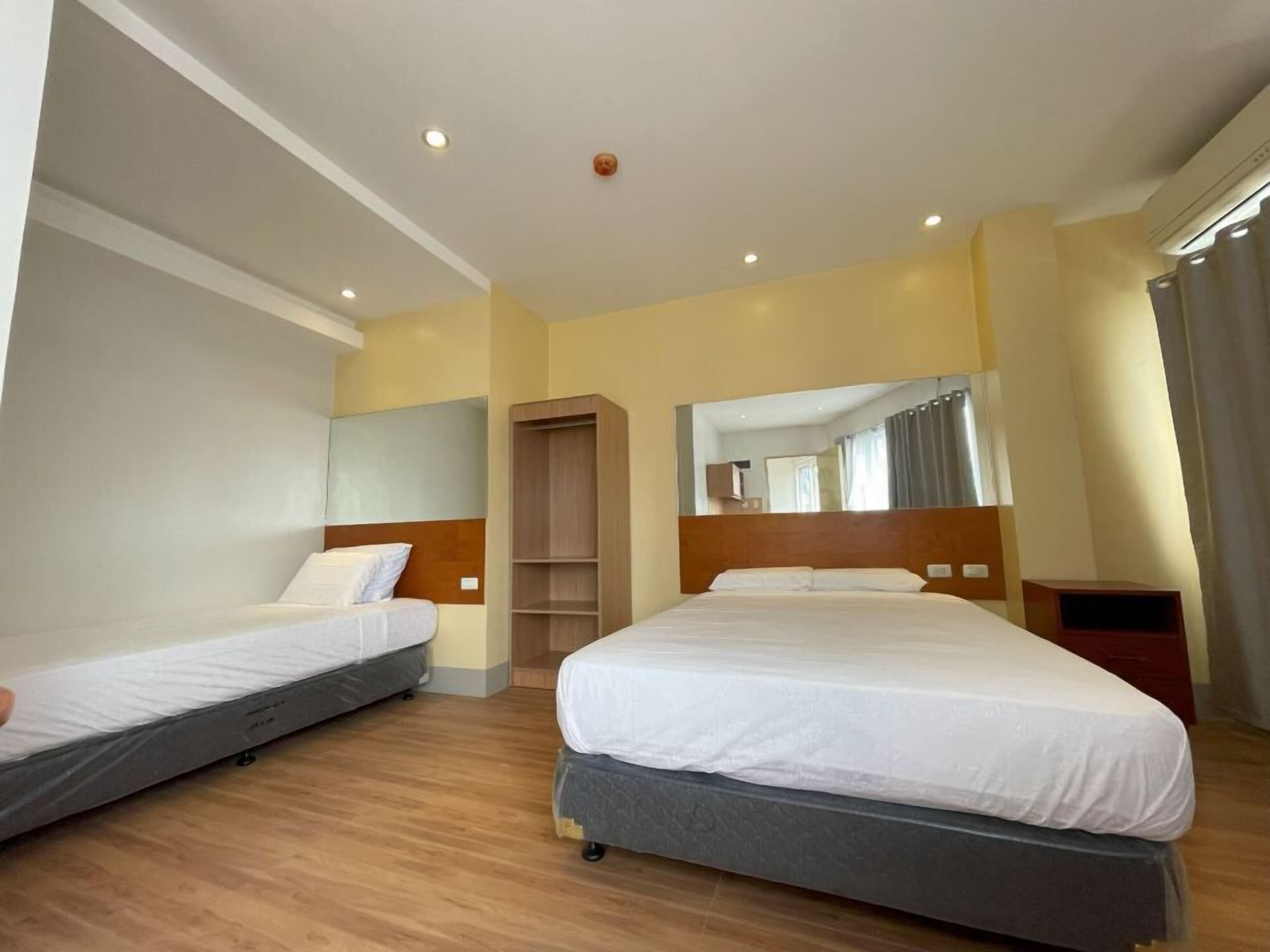 Family Room | Desk, free WiFi