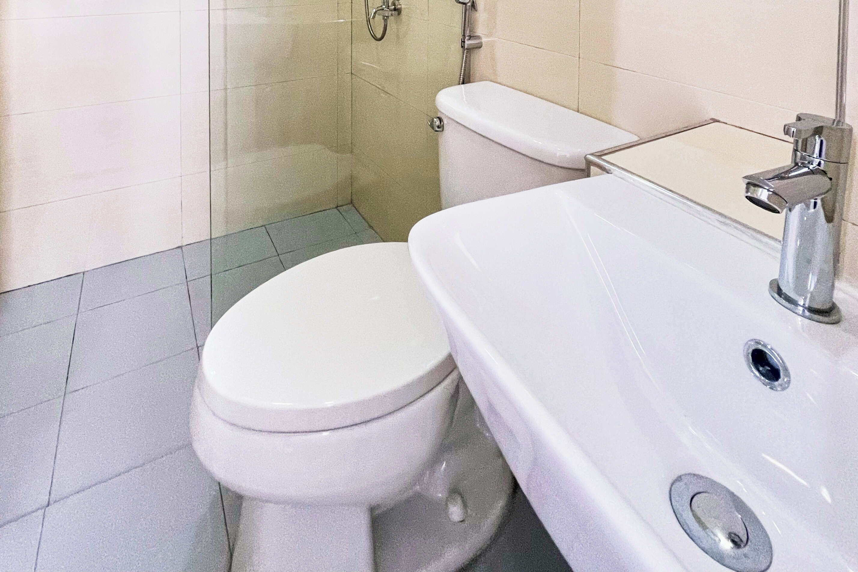 Shower, rainfall showerhead, towels, soap