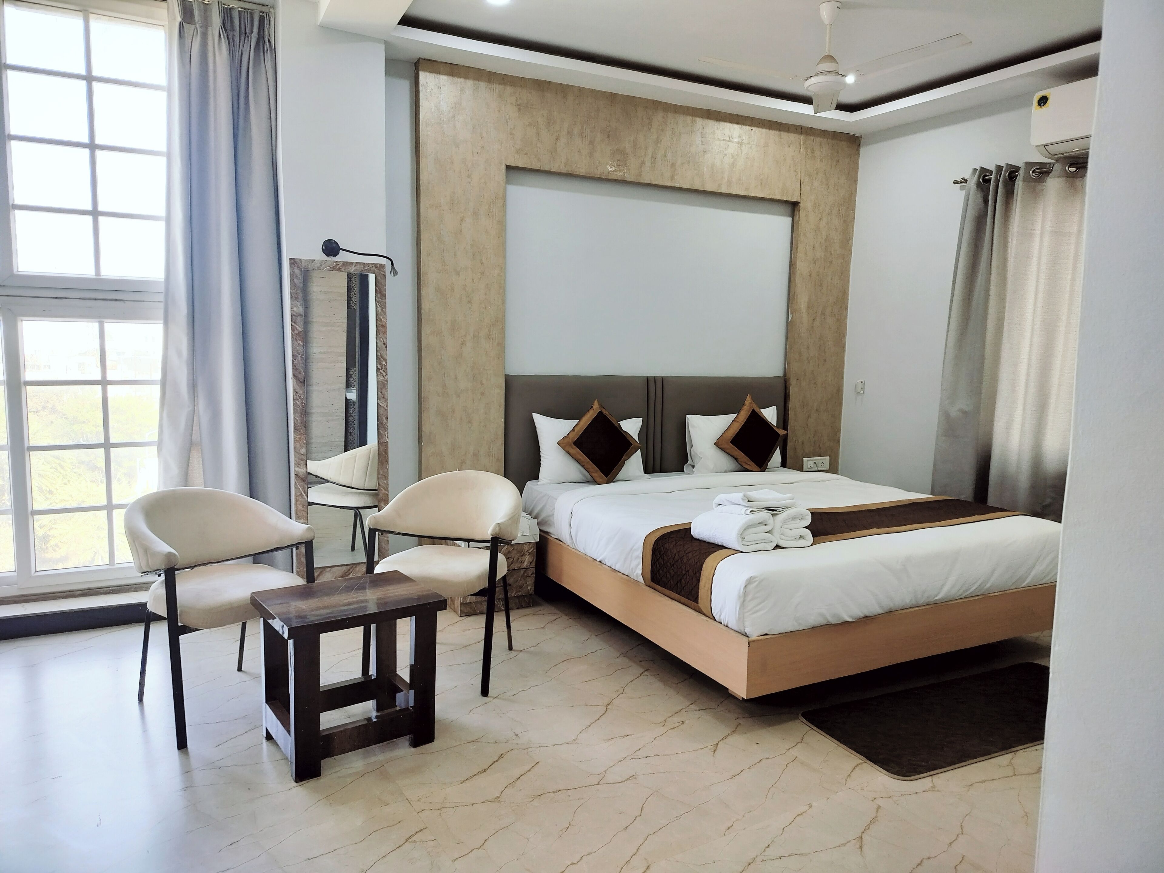 Premium kamer | Een bureau, een laptopwerkplek, gratis wifi