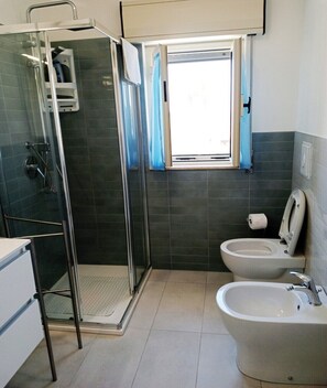 Shower, hair dryer - Charming apartment in Reitani (Reitani)