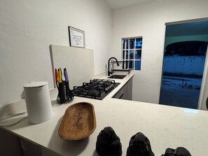 Frigorífico, microondas, horno y cafetera o tetera