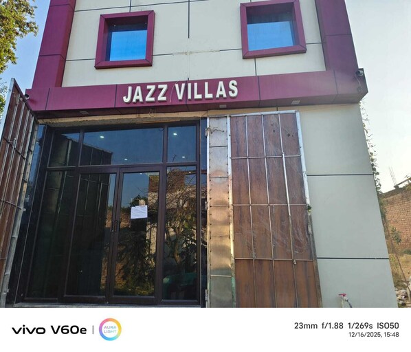 Front of property - Hotel Jazz Villas (Agra)