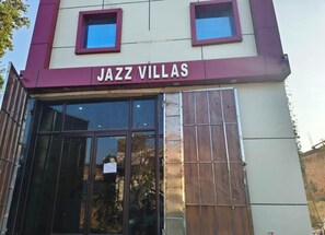 Front of property - Hotel Jazz Villas (Agra)
