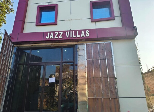 Front of property - Hotel Jazz Villas (Agra)