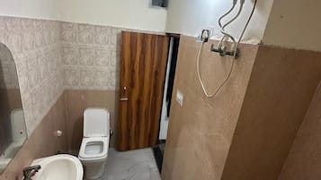 Dusche, kostenlose Toilettenartikel, Hausschuhe, HandtĂŒcher