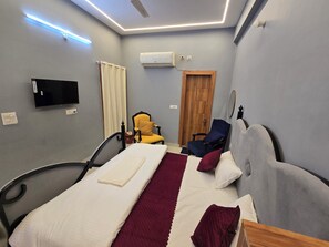 Deluxe Double Room | Soundproofing, iron/ironing board, free WiFi - Hotel Jazz Villas (Agra)